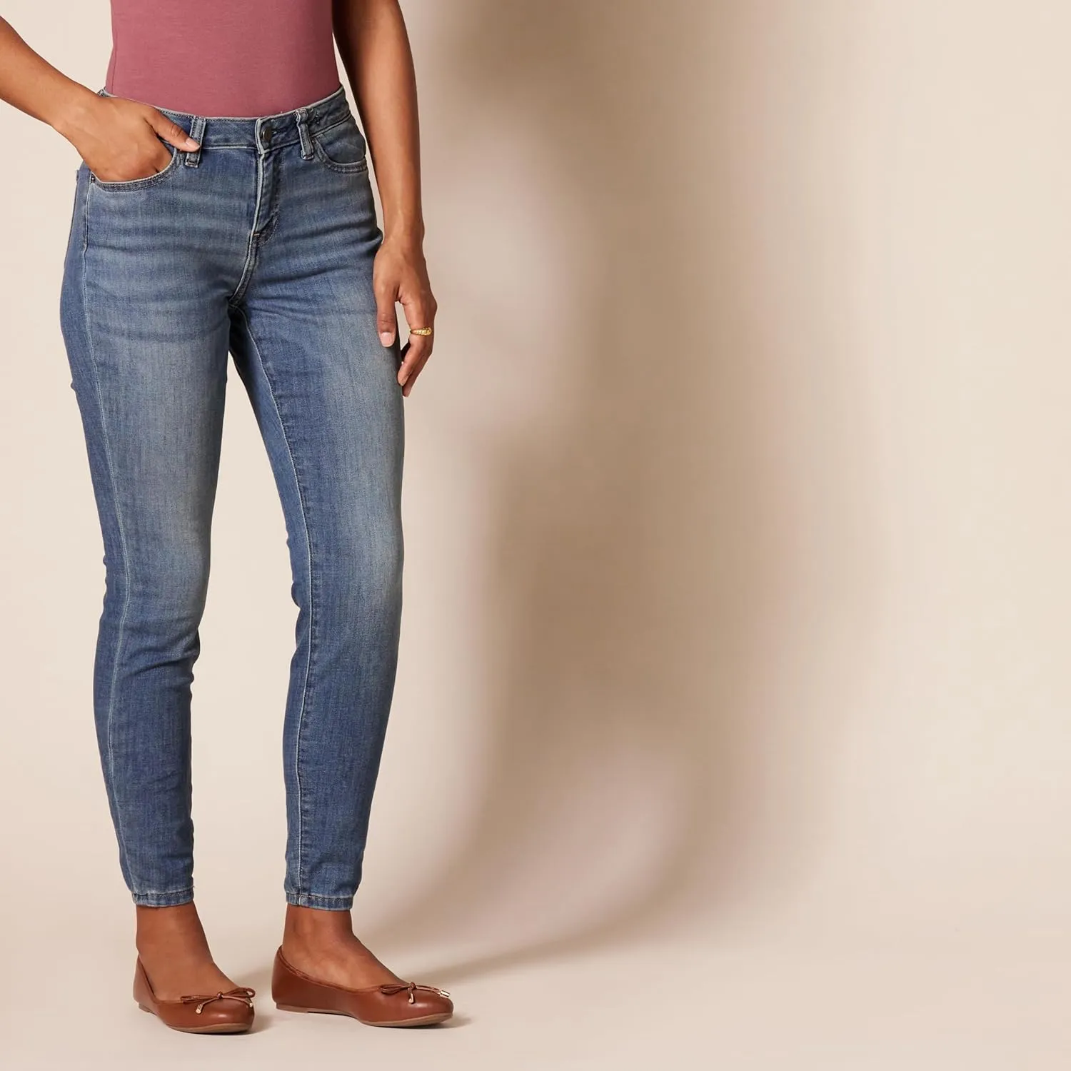 Amazon Essentials Women's Mid Rise Curvy Skinny Jeans
