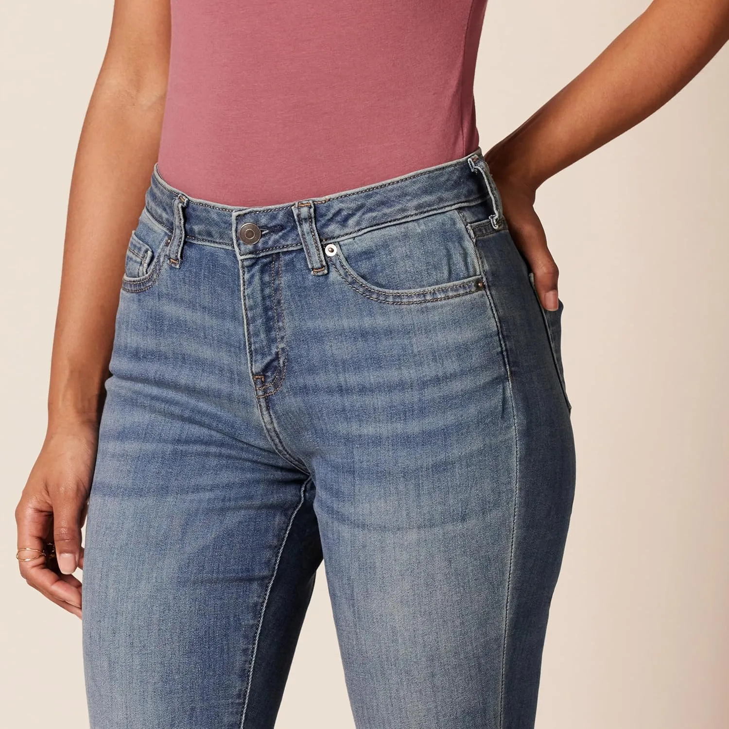 Amazon Essentials Women's Mid Rise Curvy Skinny Jeans
