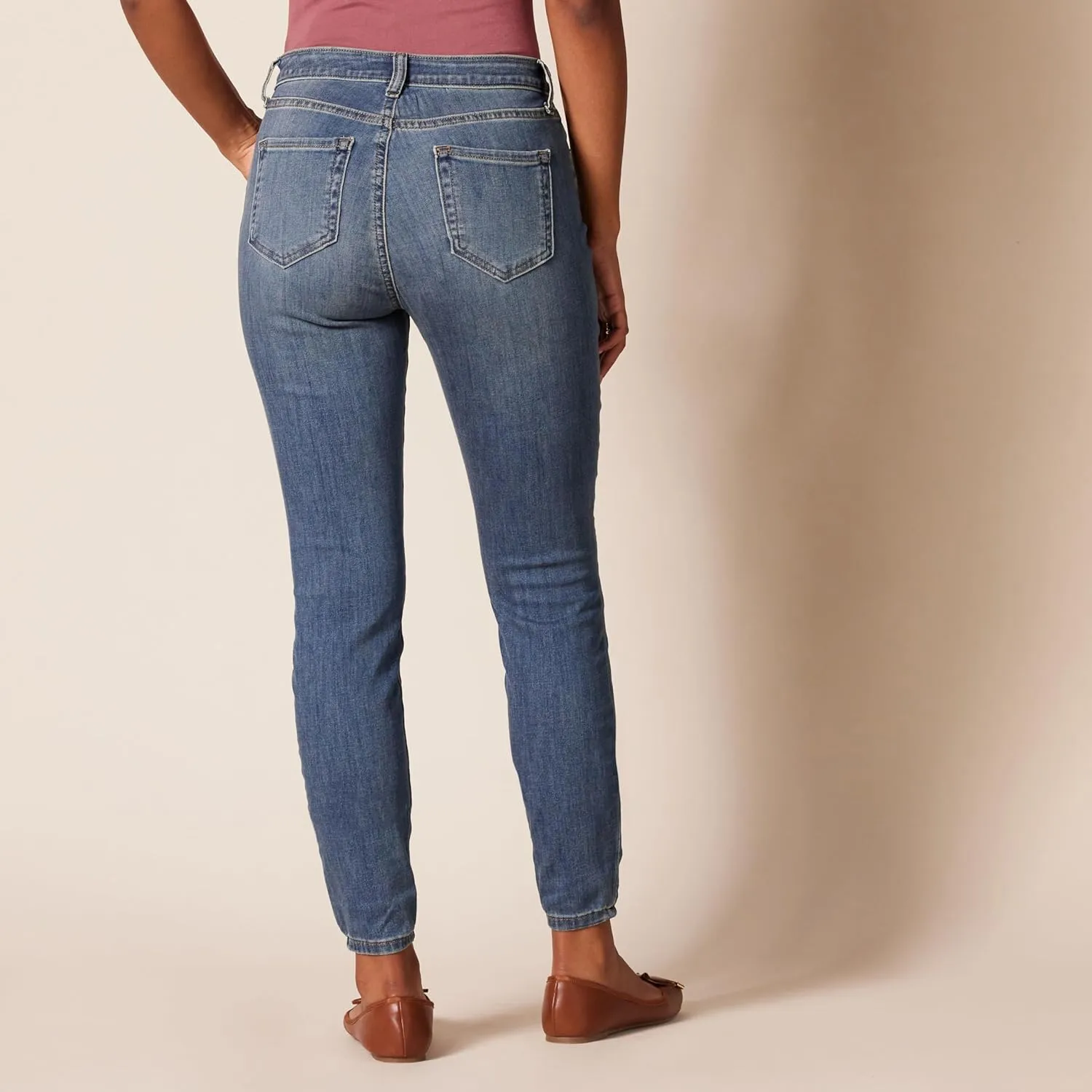 Amazon Essentials Women's Mid Rise Curvy Skinny Jeans